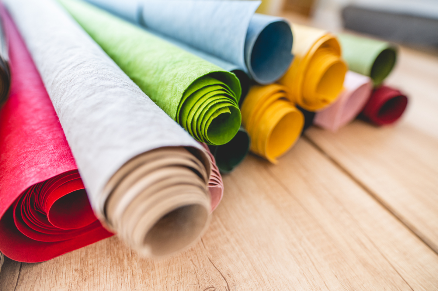 Barevné role pratelného papíru na polici